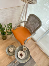 Load image into Gallery viewer, ANTIQUE ROUND TABLE