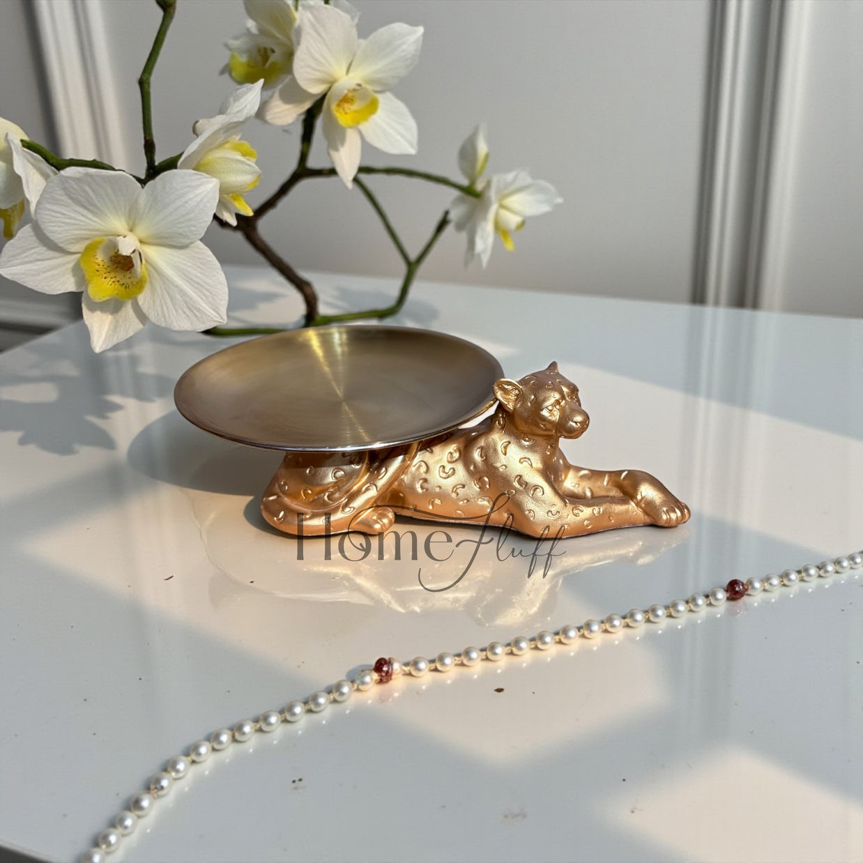 MAJESTIC LEOPARD SITTING