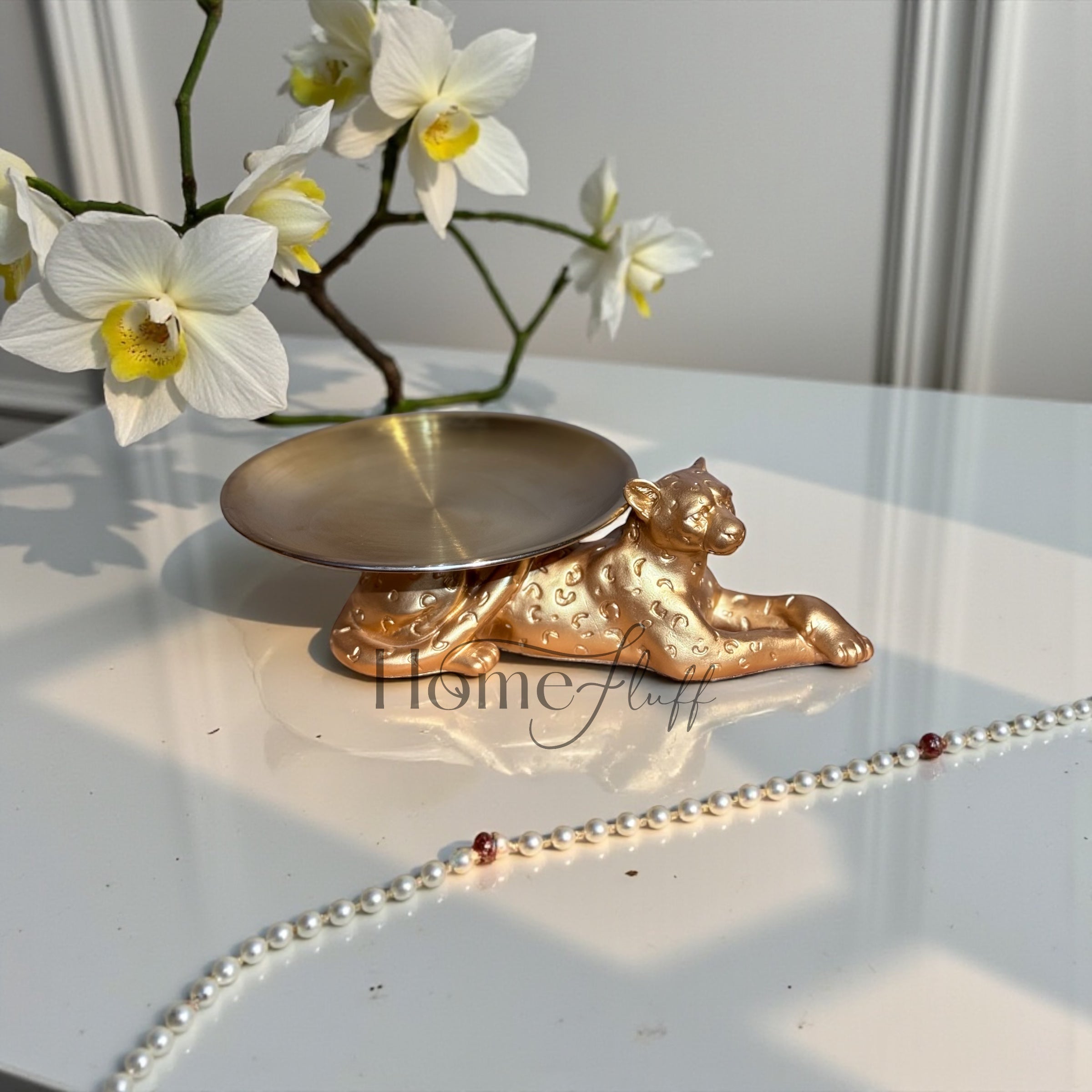 MAJESTIC LEOPARD SITTING