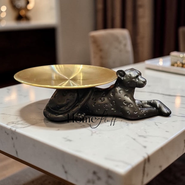 MAJESTIC LEOPARD SITTING